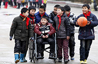 同學(xué)就是手足！安徽一男孩患病無法行走 被照顧7年