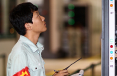 工作人員在檢查設(shè)備