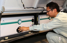 工作人員正在檢查設(shè)備