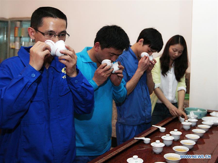 Xinhua Headlines: Technology counselors aid poverty alleviation