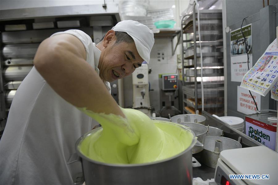 SINGAPORE-PANDAN CAKE-MAKING