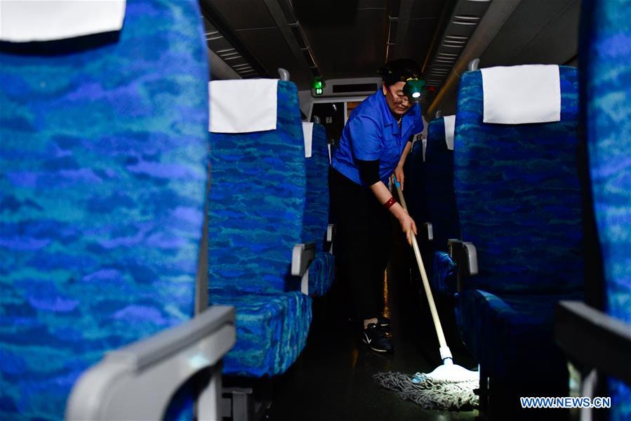 CHINA-XINING-SPRING FESTIVAL TRAVEL RUSH-HIGH SPEED TRAIN-WORKERS(CN)