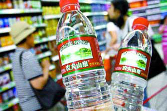 農(nóng)夫山泉連遭質疑 評論:食品安全理當錙銖必較