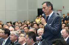 企業(yè)家代表向李克強提問