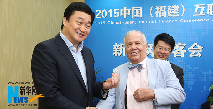 羅杰斯參加思客會(huì)，與新華網(wǎng)董事長(zhǎng)、總裁田舒斌親切交談。