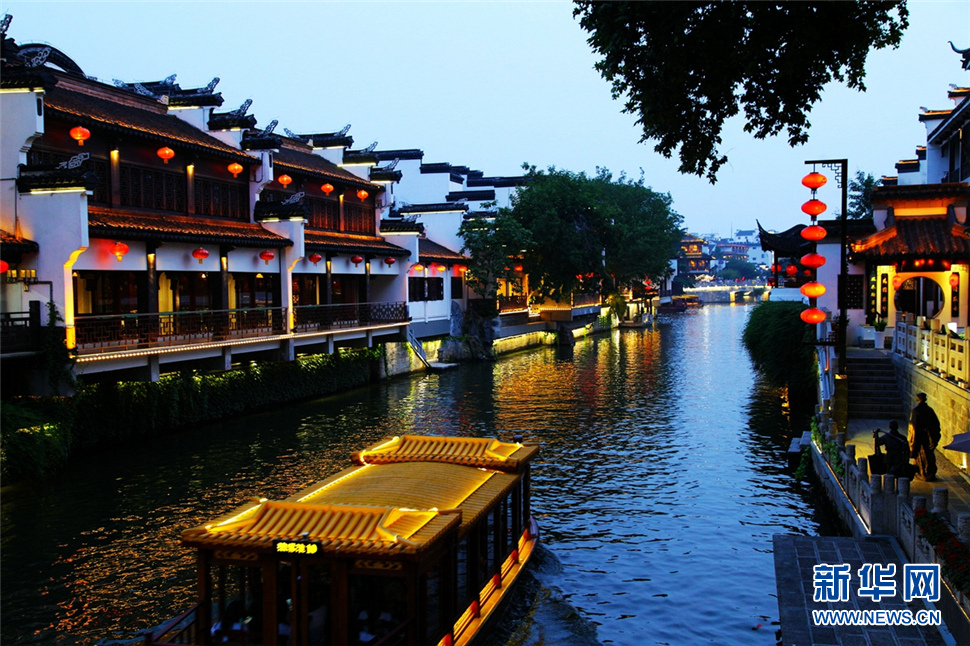 夜色秦淮河，璀璨醉人心