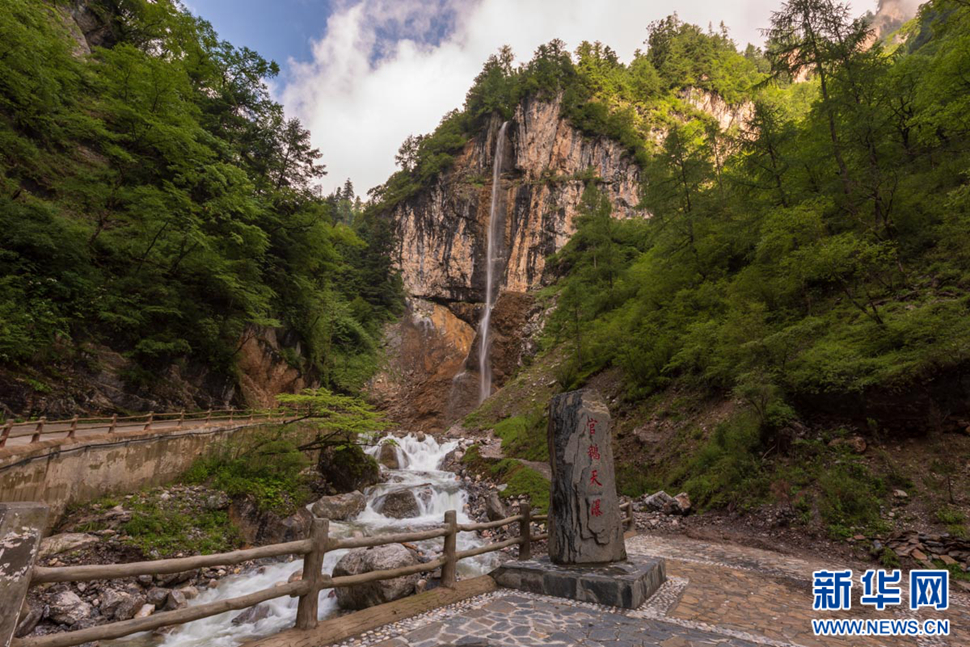 重崖森迥瀑飛先，鵝溝炎夏水風(fēng)涼