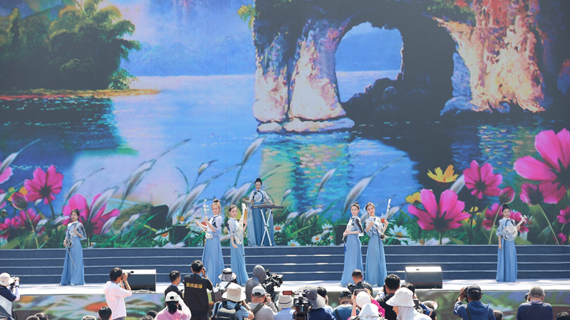 花語(yǔ)湖畔、香動(dòng)凌源 女子水晶樂(lè)坊亮相第五屆中國(guó)凌源百合節(jié)