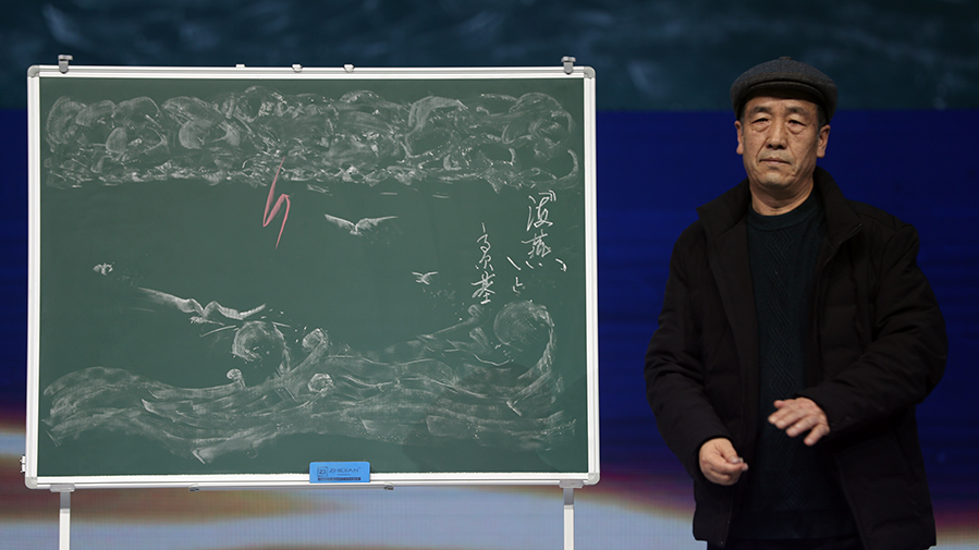 &ldquo;粉筆畫(huà)老師&rdquo;張舉文現(xiàn)場(chǎng)作畫(huà)