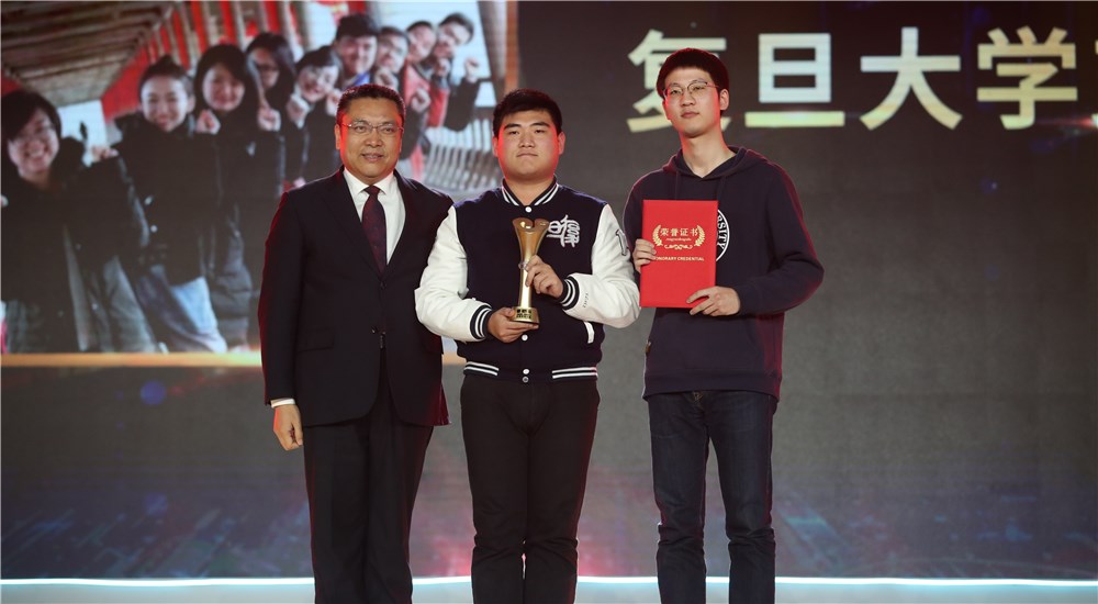 頒獎(jiǎng)嘉賓為第十位年度感動(dòng)人物、復(fù)旦大學(xué)支教團(tuán)頒獎(jiǎng)