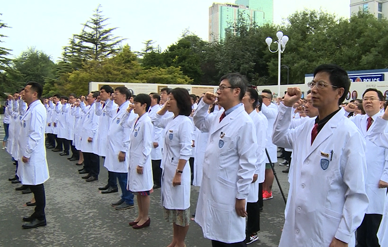 致敬偉大改革｜對(duì)話40年，講述身邊的健康故事（第二十集）&mdash;&mdash;設(shè)立醫(yī)師節(jié)，醫(yī)務(wù)人員有了自己的節(jié)日