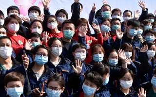 稟父老：樓蘭破，人平安，白衣戰(zhàn)士把家還！