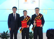 劉正榮為獲獎者易賢孝、張海威頒獎