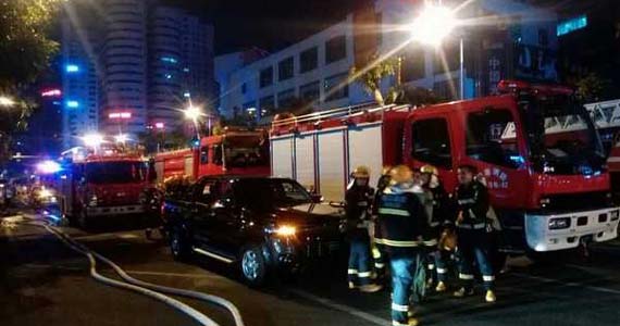 ?？诩瘟甏髲B電纜井起火 玻璃掉落致1人重傷