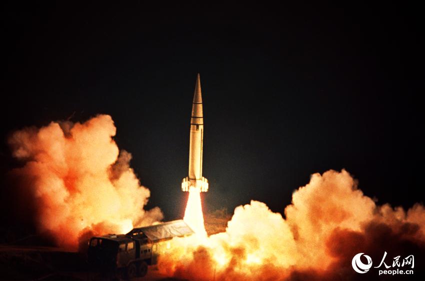 戈壁驚雷。馮根鎖攝