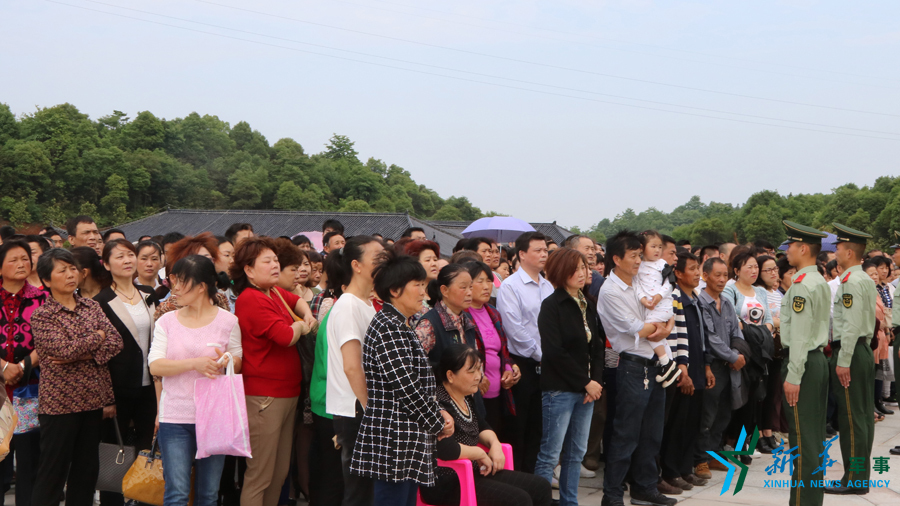 &uarr;資料圖片：張超烈士骨灰安葬儀式現(xiàn)場，岳陽的父老鄉(xiāng)親紛紛來給張超送別。