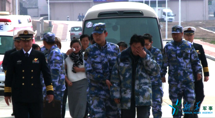 &uarr;資料圖片：張超的父親（右四）揮淚送別張超。