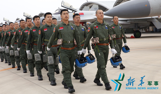 &uarr;飛行員列隊進場。