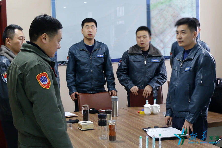 資料圖片：張超參加飛行后講評。