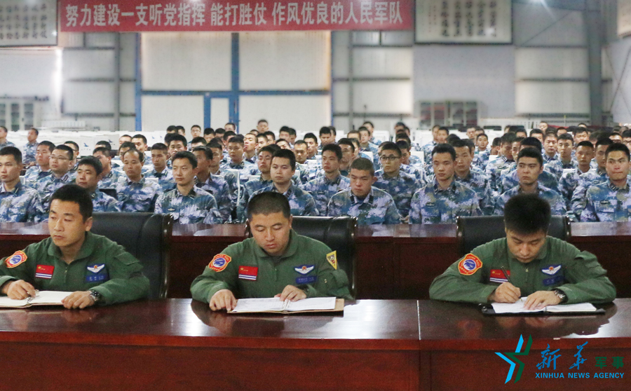 資料圖片：張超（右一）參加部隊思想政治教育。