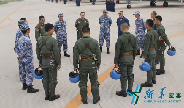 飛行后，黨委班子現(xiàn)場(chǎng)講評(píng)飛行情況。