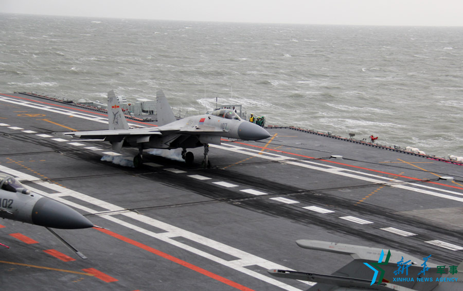 &uarr;資料圖片：艦載戰(zhàn)斗機(jī)下落著艦瞬間。