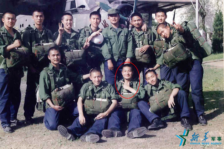 &uarr;資料圖片：張超跳傘前合影留念。