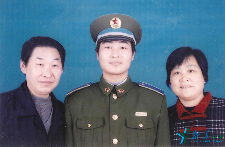 &uarr;資料圖片：張超考入飛行學(xué)院后成為全家的驕傲。