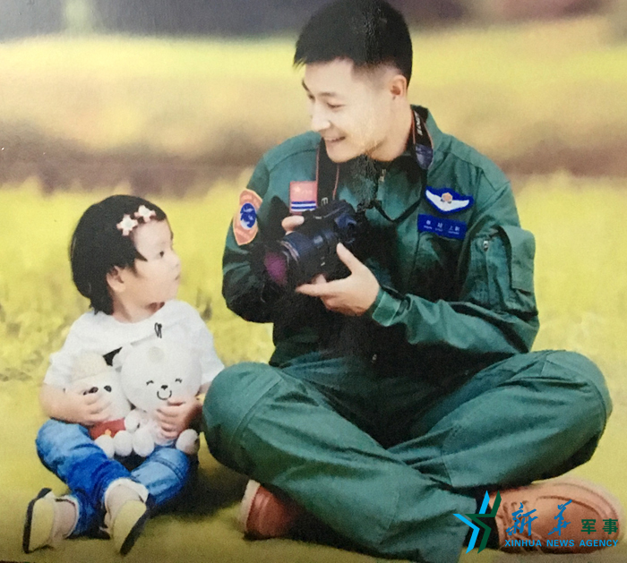 &uarr;資料圖片：被選為艦載戰(zhàn)斗機(jī)飛行員的張超與女兒合影。