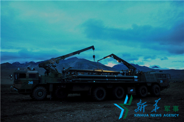 &uarr;昏暗條件下錘煉官兵火箭彈調(diào)裝技能 。（宋來蕤攝）