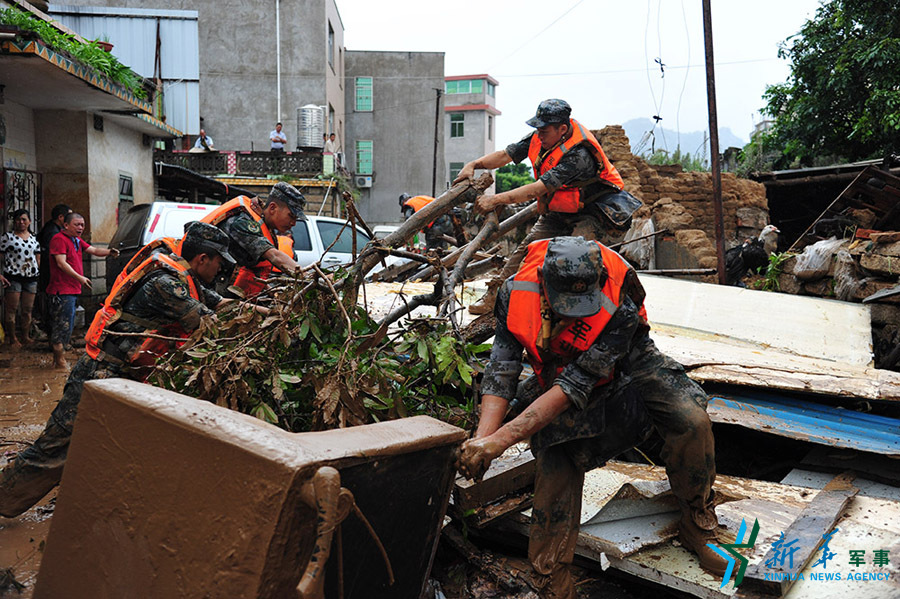 &uarr;第31集團軍某裝甲旅官兵幫助長泰恢復災后秩序。鐘晨菲攝