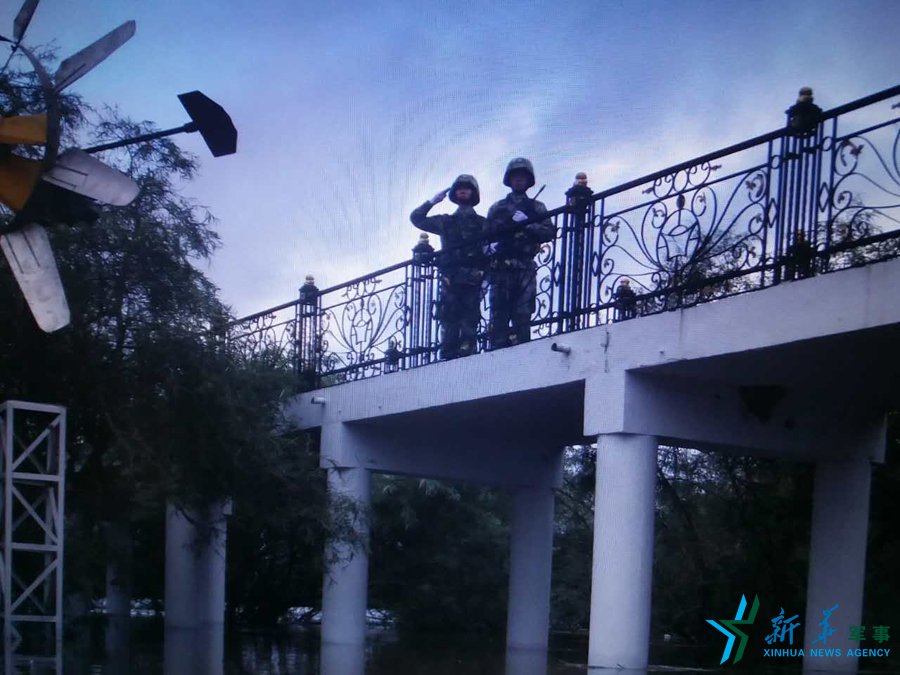 &uarr;中秋佳節(jié)，珍寶島的官兵在洪水中的堅守。