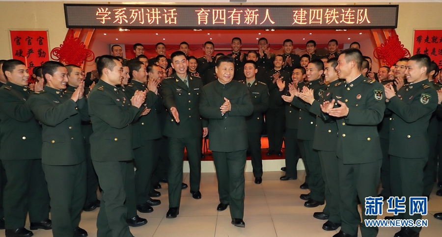 1月23日，習(xí)近平專程來(lái)到陸軍第65集團(tuán)軍，深入基層連隊(duì)，看望慰問(wèn)官兵，代表黨中央和中央軍委，向全軍指戰(zhàn)員、武警部隊(duì)官兵、民兵預(yù)備役人員致以誠(chéng)摯問(wèn)候和新春祝福。這是習(xí)近平在該集團(tuán)軍&ldquo;大功三連&rdquo;同官兵在一起。新華社記者李剛攝