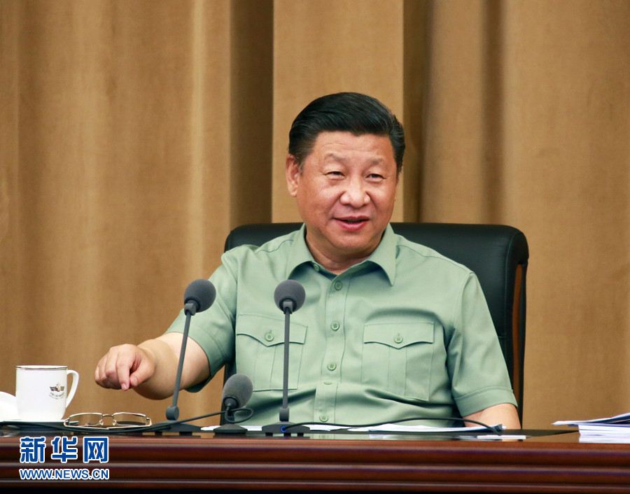 5月24日，中共中央總書記、國家主席、中央軍委主席習(xí)近平視察海軍機(jī)關(guān)，親切接見海軍第十二次黨代會全體代表和海軍機(jī)關(guān)正師職以上領(lǐng)導(dǎo)干部。這是習(xí)近平聽取海軍工作匯報后發(fā)表重要講話。 新華社記者 查春明 攝 