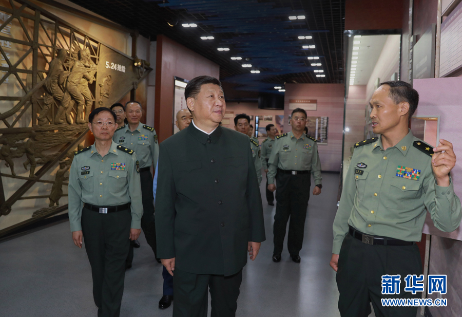 6月22日，正在山西省考察工作的中共中央總書記、國家主席、中央軍委主席習(xí)近平來到駐晉部隊(duì)某基地視察調(diào)研，代表黨中央和中央軍委，向基地組建50周年致以熱烈的祝賀，向老一輩創(chuàng)業(yè)者、廣大基地官兵致以崇高的敬意和誠摯的問候。這是習(xí)近平視察基地軍史館。新華社記者 李剛 攝