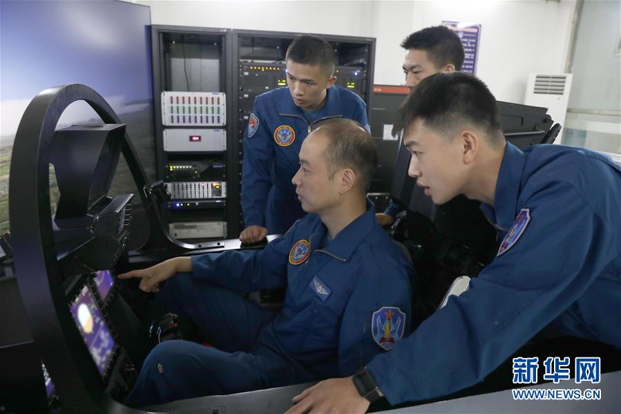 （圖文互動）（3）空中驕子&mdash;&mdash;記空軍航空兵某旅飛行二大隊(duì)大隊(duì)長劉飛