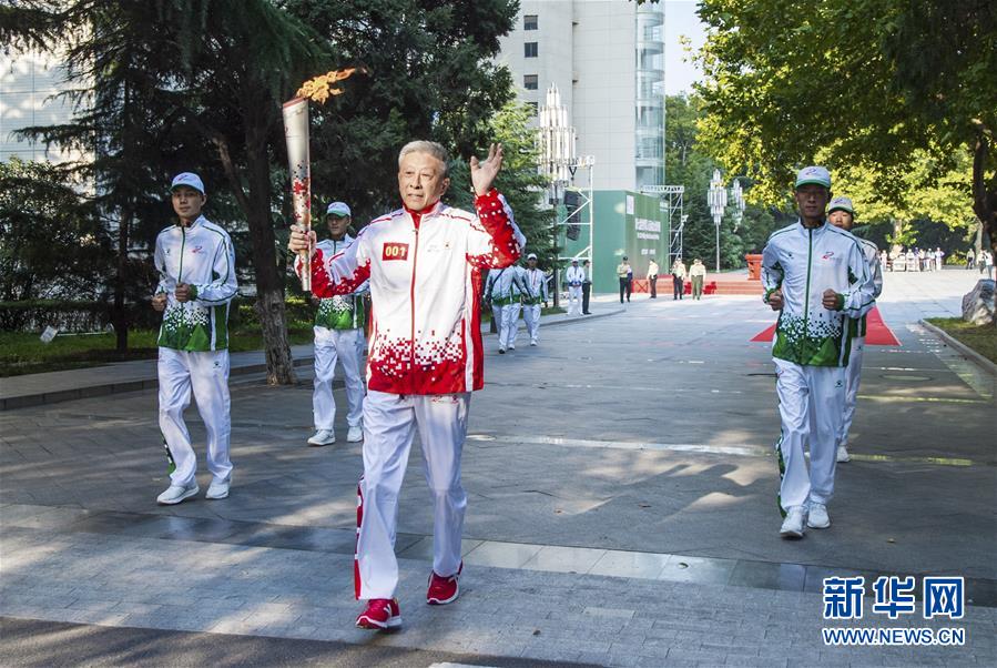 (軍運會·圖文互動)(1)軍運會火炬?zhèn)鬟f活動在火箭軍工程大學舉行(配本社同題文字稿)