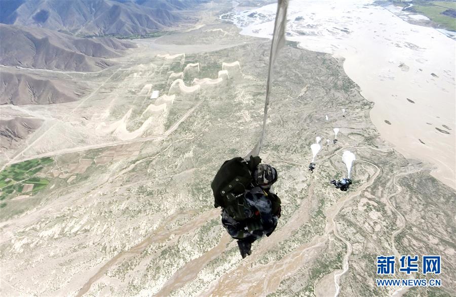 (人民空軍70年·圖文互動(dòng))(1)人民空軍空降兵:鍛造空降作戰(zhàn)尖刀利刃