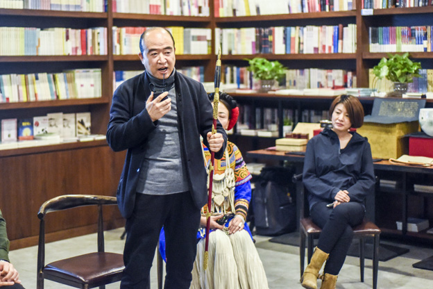 劉文濤：通過對每件兵器的復(fù)制，我們了解兵器造型與兵器制作的手藝，實現(xiàn)與古人的對話。