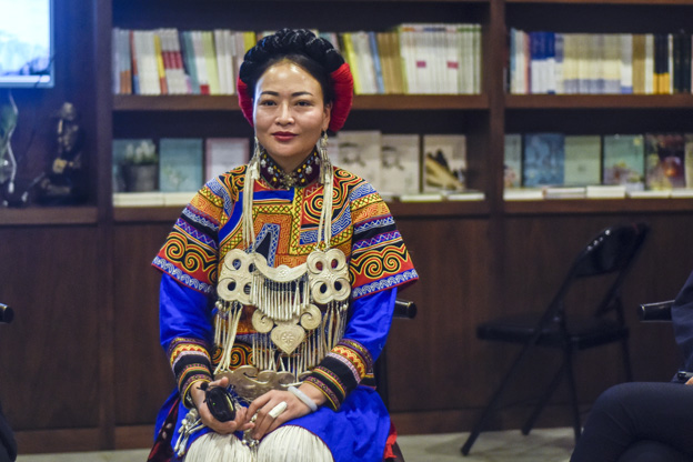 阿牛阿呷：對彝族姑娘來說，胎教就是彝族的刺繡文化，但是當(dāng)我們走出來，我們覺得我們對其他支系的服飾知識了解太少了，需要學(xué)習(xí)的很多，所以開辦了這個專業(yè)。