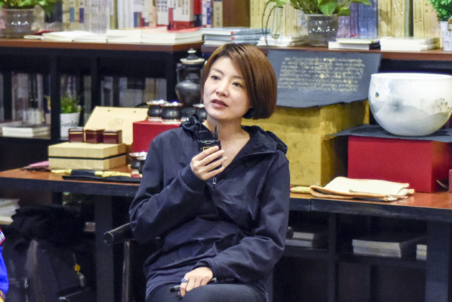 秦思：堅(jiān)持還是因?yàn)闊釔郏乙恢毕氚延幸饬x的事情做得有意思。我希望有更多的人來關(guān)注非遺文化，把文化融入到工藝當(dāng)中。