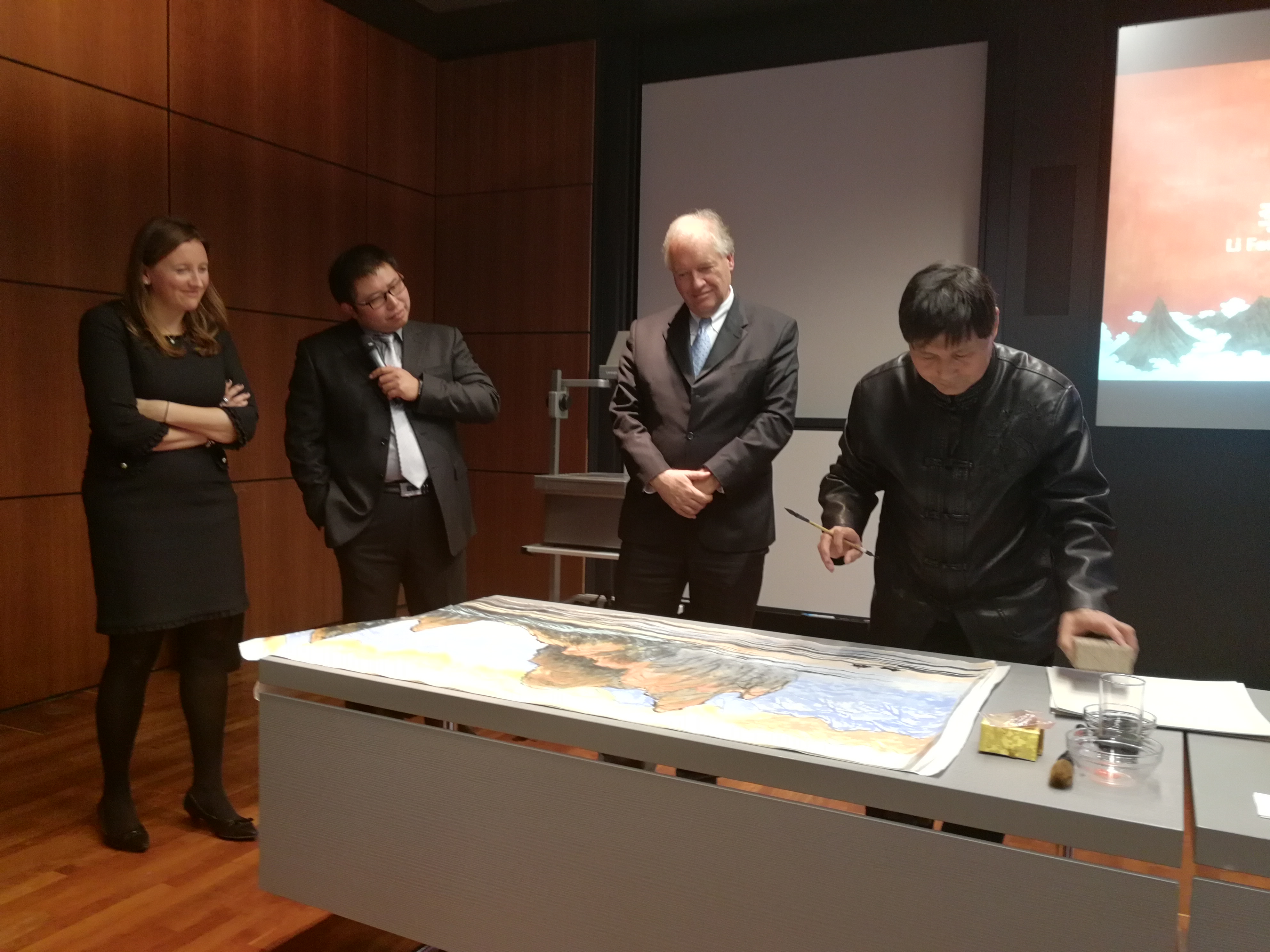 作為一個(gè)藝術(shù)家，我也要為這個(gè)國家和社會(huì)做一點(diǎn)自己的貢獻(xiàn)。在這次跨國文化交流活動(dòng)中，作為唯一的隨團(tuán)畫家，我創(chuàng)作出了多幅以&ldquo;一帶一路&rdquo;為主題的中國畫。