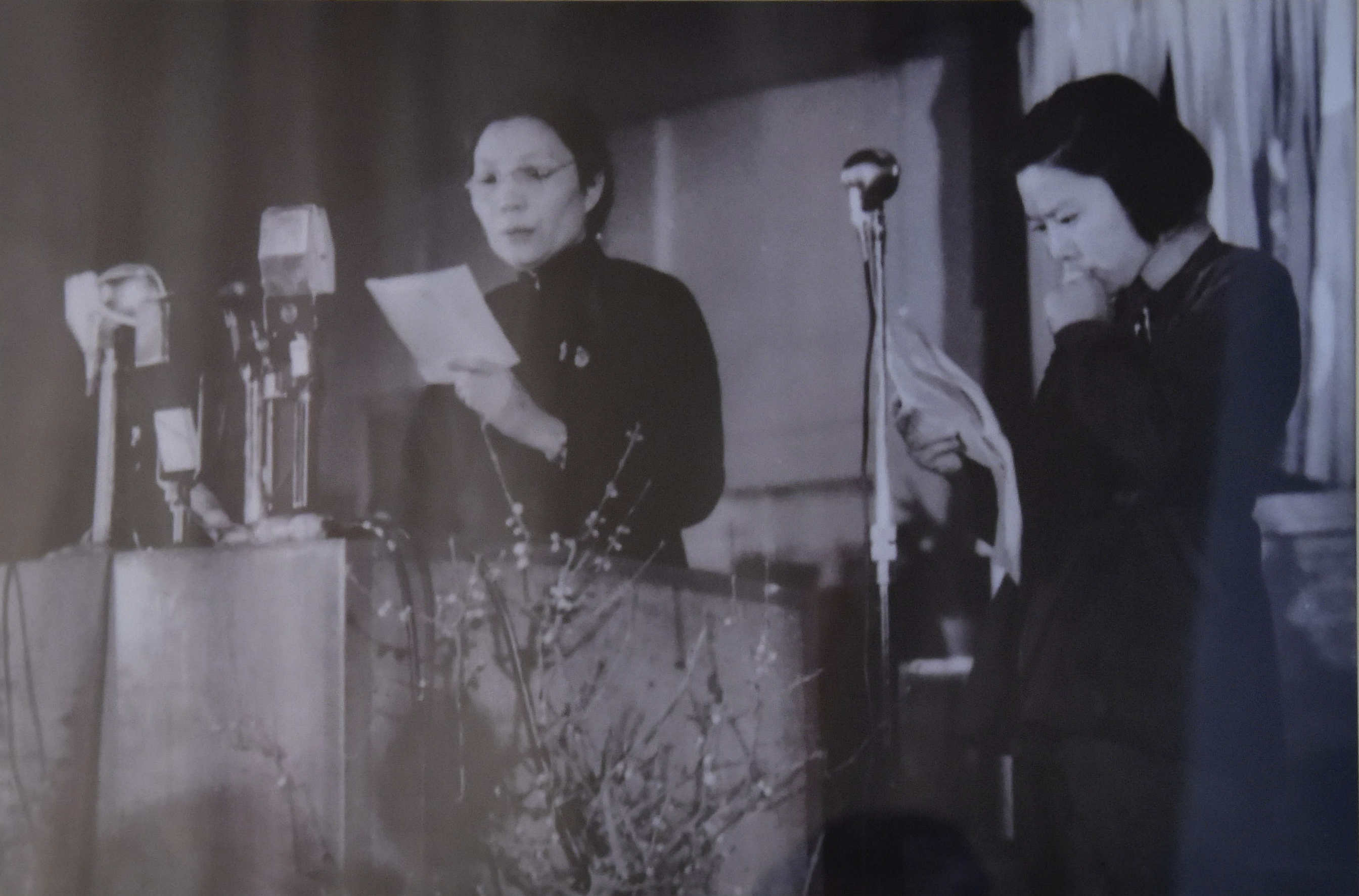 廣播無(wú)可借助，只能憑聲音抓住聽(tīng)眾的注意力。你的聲音讓聽(tīng)眾永遠(yuǎn)忘不了，這是播音員的本事，也是職責(zé)。