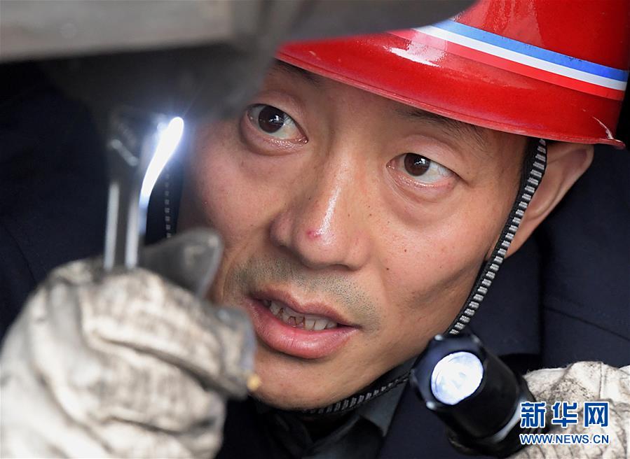 （圖片故事）（3）&ldquo;機車醫(yī)生&rdquo;李向前：&ldquo;望聞問切&rdquo;保安全