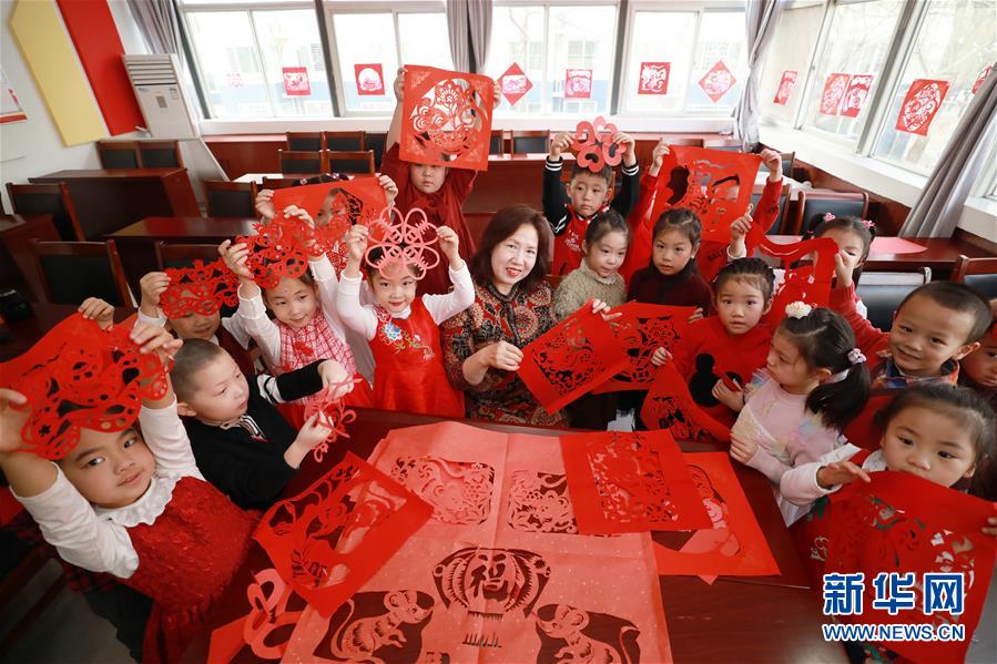 (社會)剪窗花 迎新春