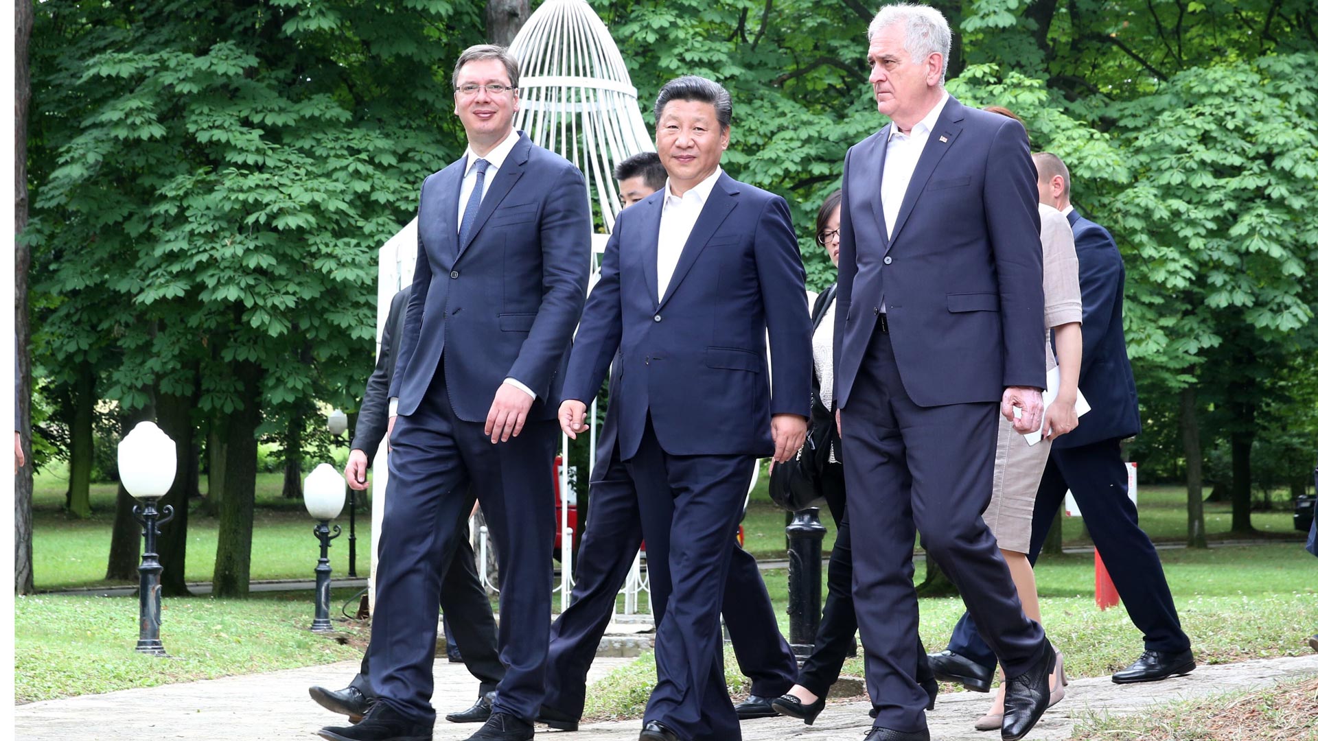 習(xí)近平出席塞爾維亞總統(tǒng)尼科利奇、總理武契奇共同舉行的午宴