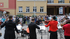 羅馬尼亞:用音樂(lè)向抗疫醫(yī)務(wù)人員致意