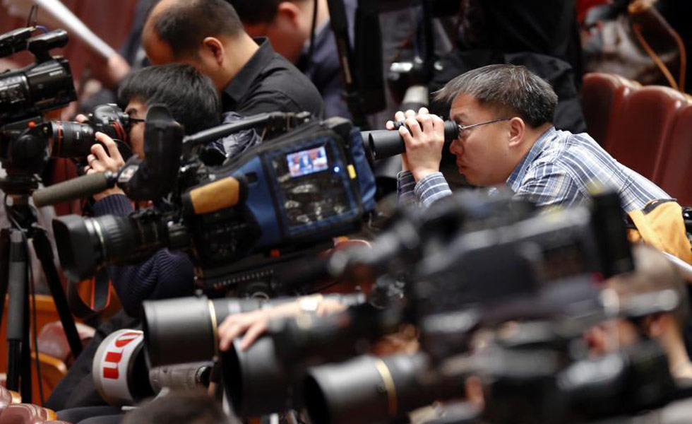 記者用望遠(yuǎn)鏡觀(guān)察會(huì)場(chǎng)