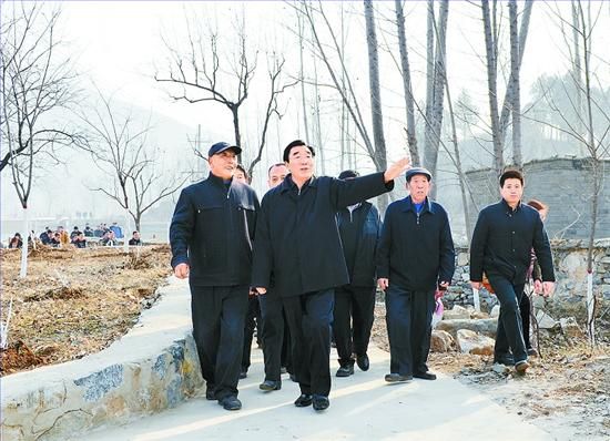 11月27日，省委書記、省人大常委會(huì)主任張慶黎到加強(qiáng)基層建設(shè)年活動(dòng)聯(lián)系點(diǎn)淶水縣悟空寺村看望慰問村民，向當(dāng)?shù)馗刹咳罕娦v黨的十八大精神。這是張慶黎在悟空寺村詳細(xì)了解村容村貌的建設(shè)情況。郭昭 攝