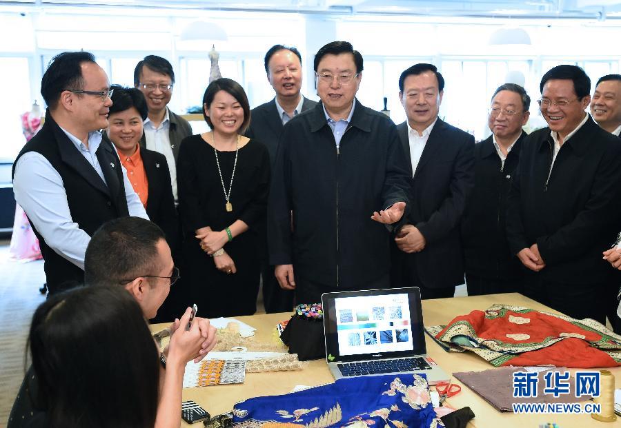 5月8日至11日，中共中央政治局常委、全國(guó)人大常委會(huì)委員長(zhǎng)張德江在浙江調(diào)研。這是5月9日，張德江來(lái)到位于嘉興市的雅瑩服裝有限公司，了解公司的服裝設(shè)計(jì)、生產(chǎn)和銷售情況。新華社記者 馬占成 攝 